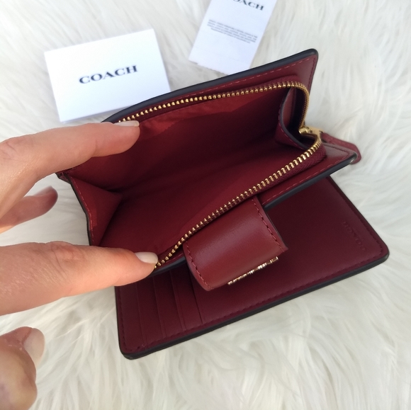 Coach Signature Christmas Ornament Print Medium Corner Zip Wallet - Picture 13 of 14